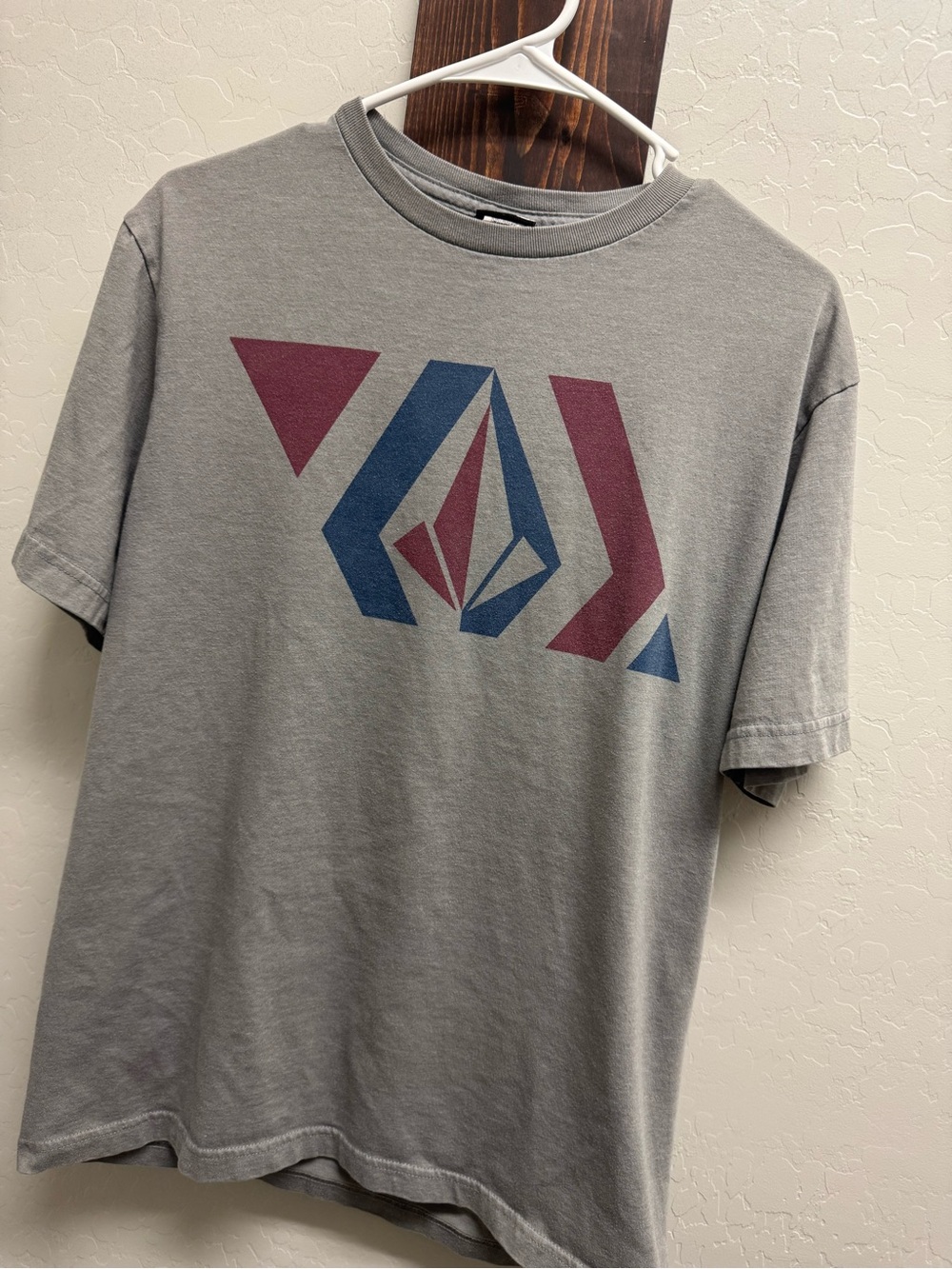 Volcom Men's Gray Graphic Tee with Blue and Burgundy Geometric Print